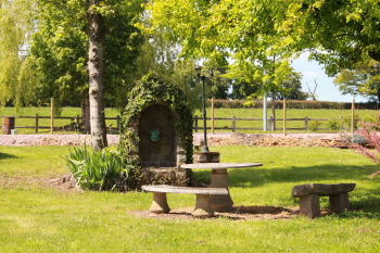 Banc et table ronde en pierre dans le parc