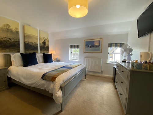 Standard-King-Ensuite with Shower-Courtyard view-First floor - Bed & breakfast Rate