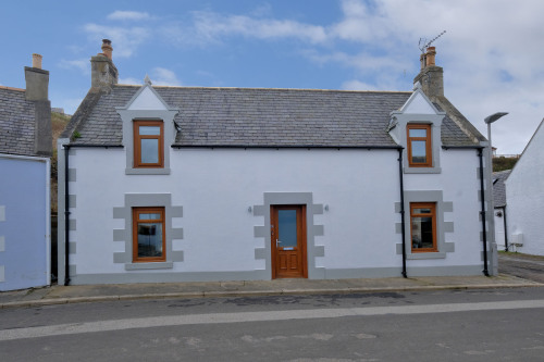 Street view of Couthy Harbour House with onstreet parking