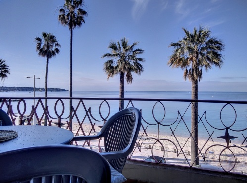 machine à lave et toilettes dans la salle d'eau