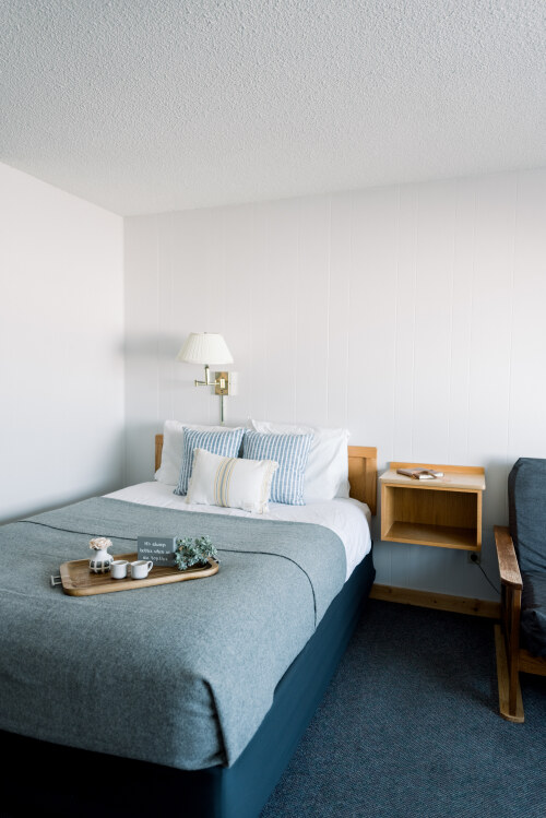 Queen Room / Kitchenette (Lower Lawn Level)