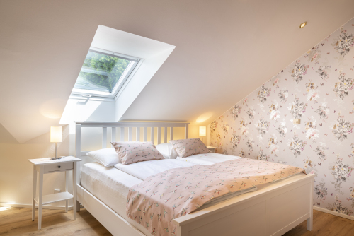 Schlafzimmer mit 2 Doppelbetten 180 x 200 cm u. 160 x 200 cm
