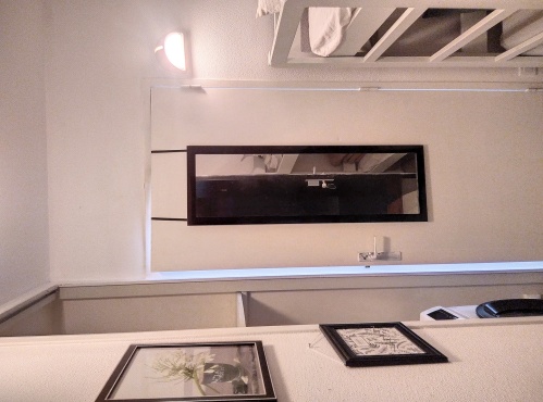 lits superposés et machine à laver dans l'entrée