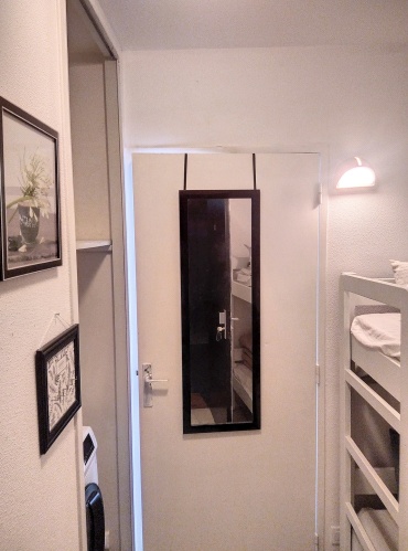 lits superposés et machine à laver dans l'entrée