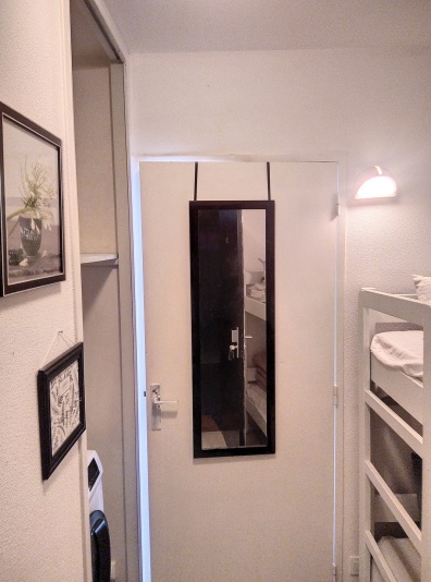 lits superposés et machine à laver dans l'entrée