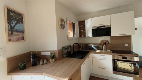 Espace cuisine spacieux et bien équipé