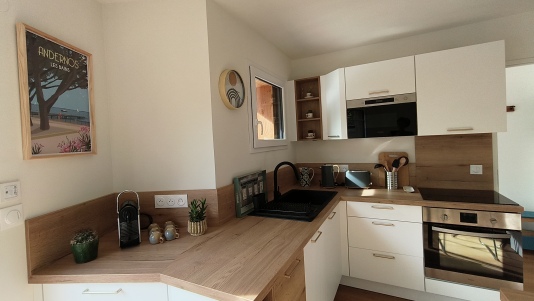 Espace cuisine spacieux et bien équipé