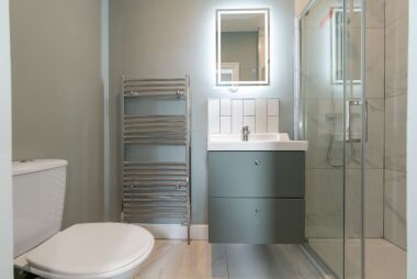 Modern Ensuite Bathroom 17 apt 4 