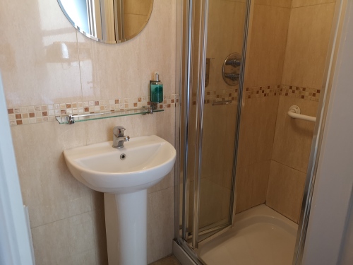 Single ensuite bathroom 