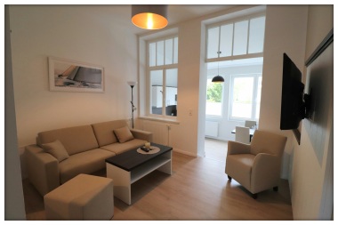 Wohnbereich mit hochwertigem Schlafsofa, TV und Sessel