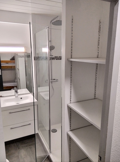 salle d'eau avec rangements 