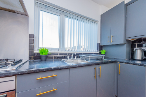 Fully equipped kitchen an appliances including washing machine and tumble dryer