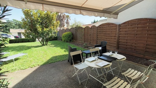 terrasse ombragée par store banne