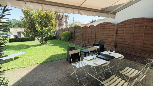 terrasse ombragée par store banne