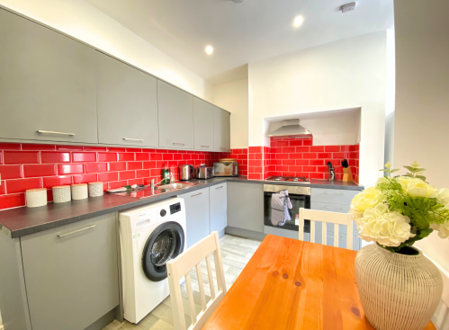 Burnley Terraced House by Bevolve - Free Parking - Kitchen