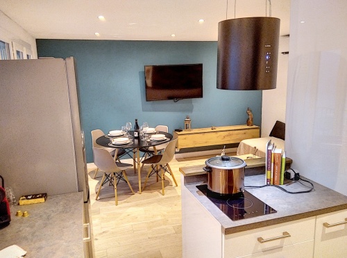 cuisine donnant sur le salon/salle à manger