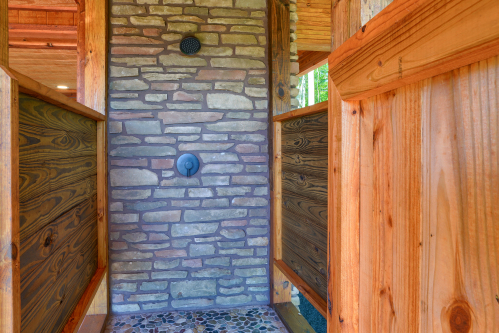 Outdoor Shower, Lower Deck, Soaring Eagle Luxury Treehouse