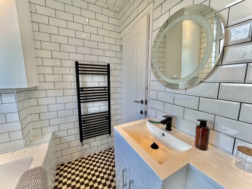 Bathroom - 3-piece suite with bath and shower