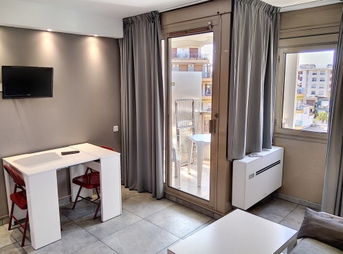 salon climatisé donnant sur le balcon