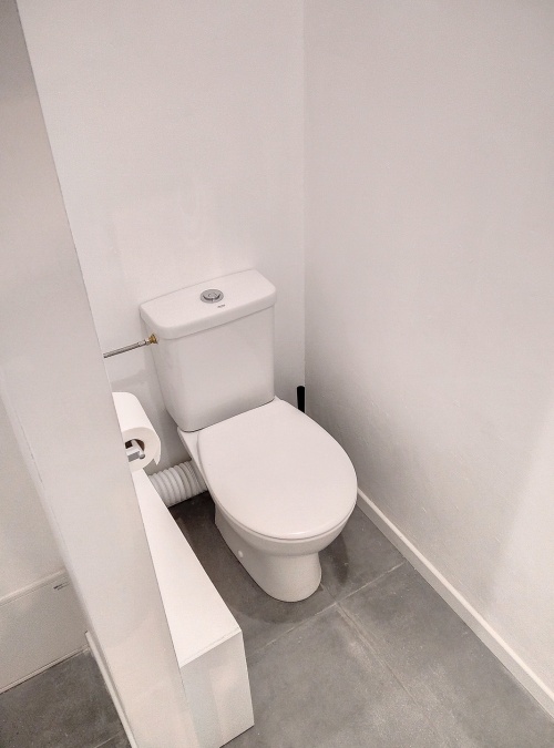 toilettes dans la salle de bain