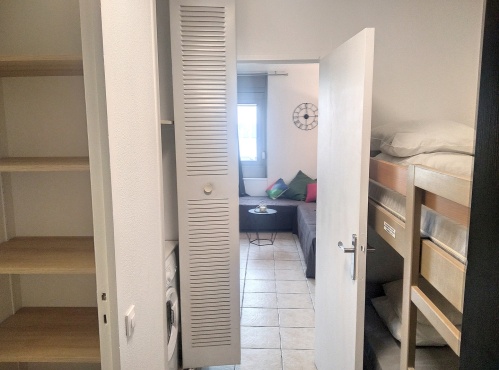 entrée avec machine à laver et petits rangements