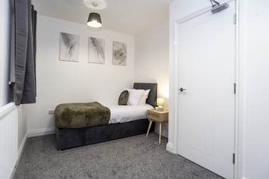 Well-presented spacious room with a cosy single bed