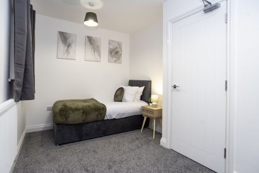 Well-presented spacious room with a cosy single bed