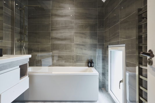 Bright and functional bathroom for a comfortable daily routine.