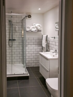 Room 9 - family suite - beautiful new bathroom