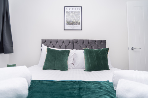 Flexible bedroom with a king bed that can be split into two singles — ideal for couples, colleagues or groups needing adaptable sleeping arrangements.