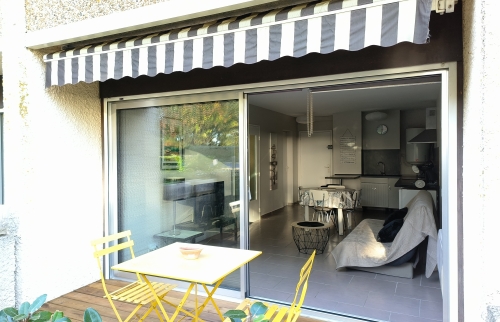 Terrasse bois 10 m² avec store