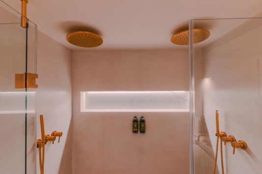 Salle de bain avec double pommeau de douche