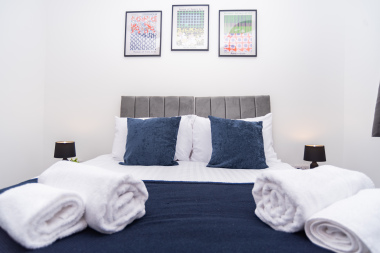 Flexible bedroom with a king bed that can be split into two singles — ideal for couples, colleagues or groups needing adaptable sleeping arrangements.