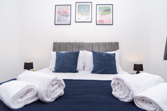 Flexible bedroom with a king bed that can be split into two singles — ideal for couples, colleagues or groups needing adaptable sleeping arrangements.