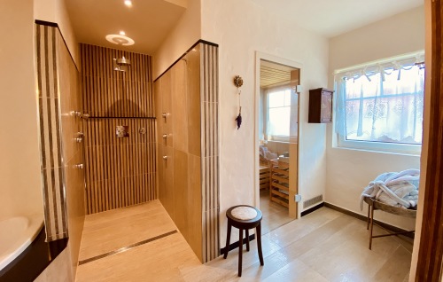 Badezimmer mit Sauna & Wirlpoolbadewanne