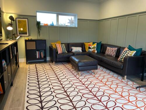 Separate TV lounge/games room 