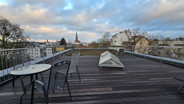 Außenterasse mit Sitzgelegenheit