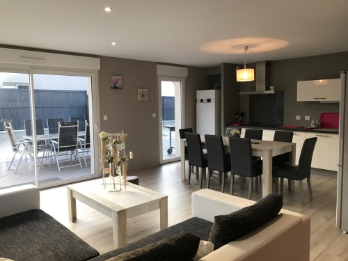 Salon, salle à manger avec cuisine ouverte