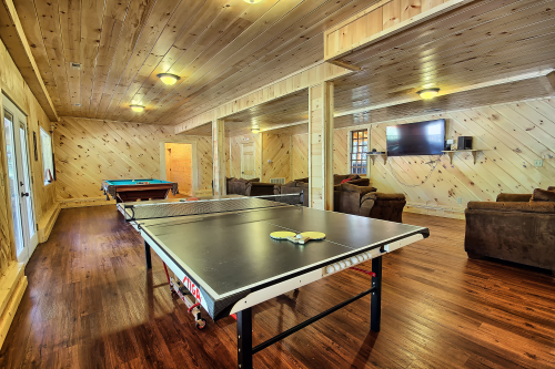 Ping Pong Table, Pool Table and Entertainment Room, The Western Lodge