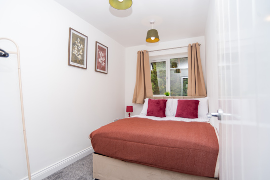 Flexible bedroom with a king bed that can be split into two singles on request — ideal for couples, colleagues or groups needing adaptable sleeping arrangements.