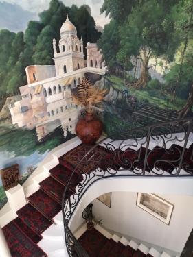 Escalier d'honneur avec sa fresque et son exposition d'art érotique indien