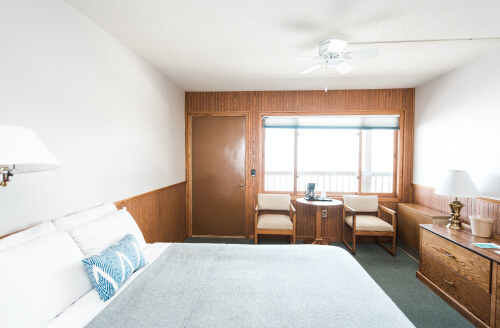 Queen Room / Lake View (Upper Level)