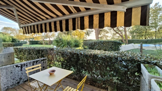 Terrasse avec vue sur le parc et la piscine