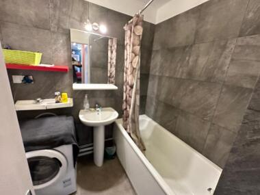 salle de bain avec baignoire douche