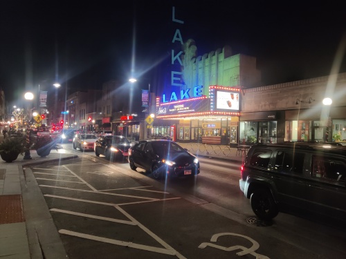 The Oak Park night life is only three blocks away. 