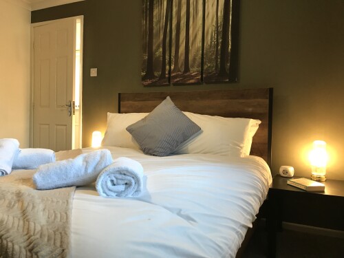 Bedroom 2 - Comfy double bed with relaxing decor - Preston home