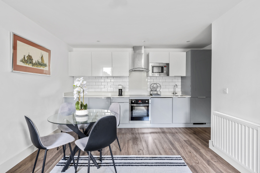 Beautifully design and spacious living room/kitchen 