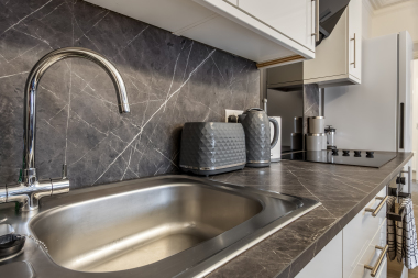 Kitchen & Cooking Area