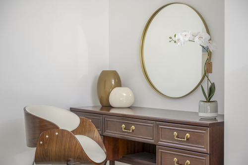 Warm and welcoming, this bedroom features a sumptuous double bed and a contemporary finish that creates an instant sense of relaxation. Ideal for guests looking for a quiet, restful space.