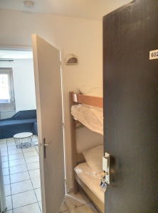 lits superposés séparés de la pièce principale